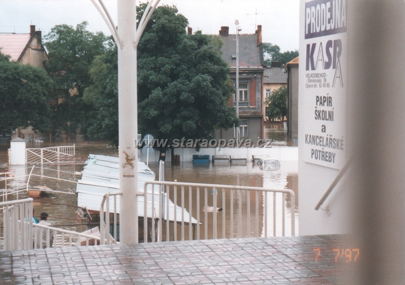 1997 (55).jpg - Povodně 1997 - Pohled z ulice U Fortny přes tehdejší městskou tržnici k ulici Nákladní